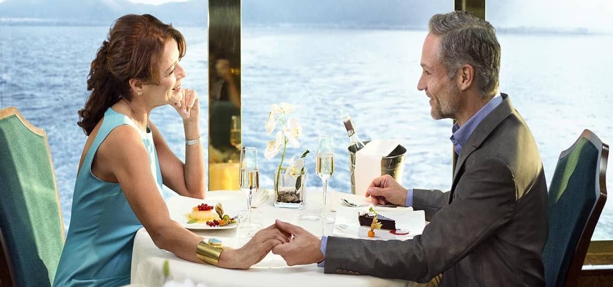 4- SURF & TURF RESTAURANT <br> DER TREFFPUNKT FÜR EPICURIANS