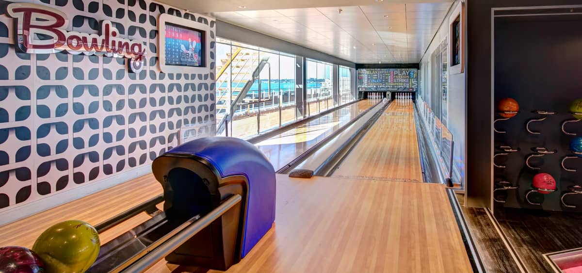 2- FULL-SIZE BOWLING ALLEY <br> STRIKES UND ENTSPANNUNG AUF SEE