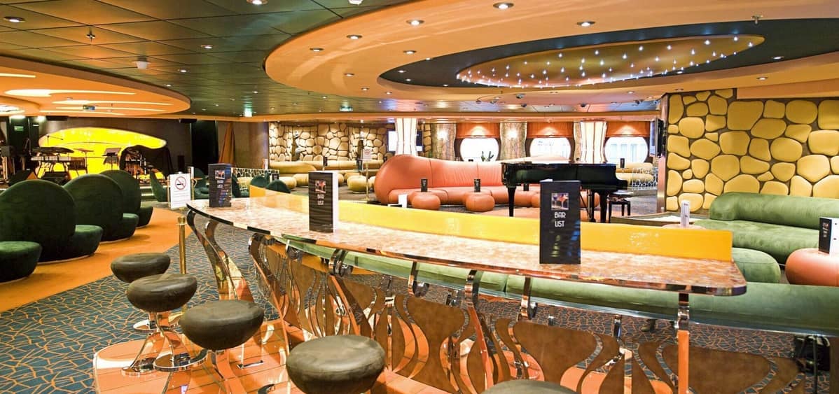 1- L’INSOLITO LOUNGE <br> TANZ, COCKTAILS & LIVE-SHOWS