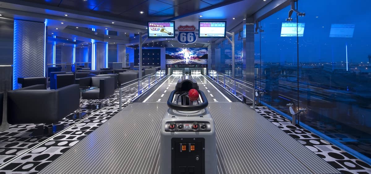 1- T32 DISCO & BOWLING <br> MUSIK UND STRIKES MIT OZEANBLICK