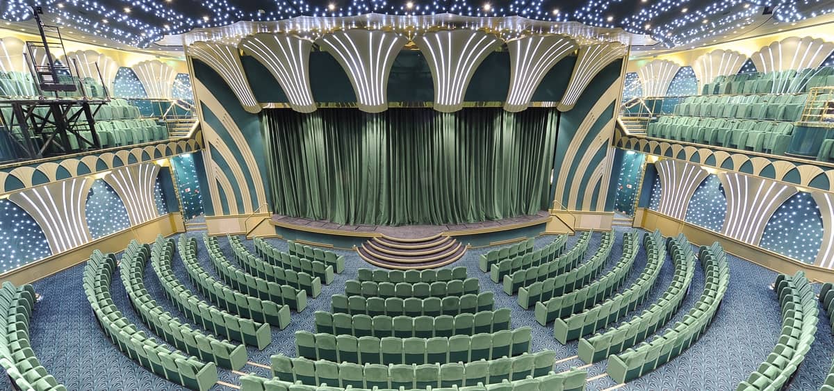 3- ROYAL THEATRE <br> SPEKTAKULÄRE SHOWS AN BORD