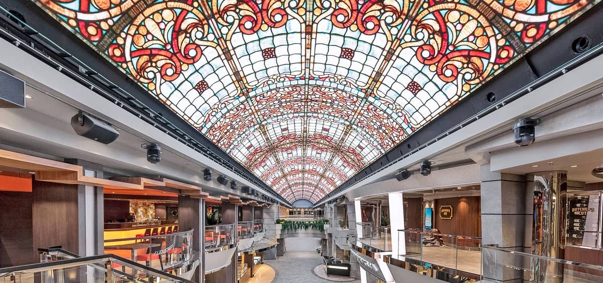 1- GALLERIA MERAVIGLIA <br> DAS PULSIERENDE HERZ DES SCHIFFES