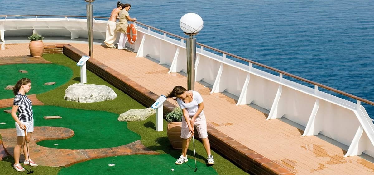 1- MINIGOLF <br> SPASS UND SWING VOR DEM MEER