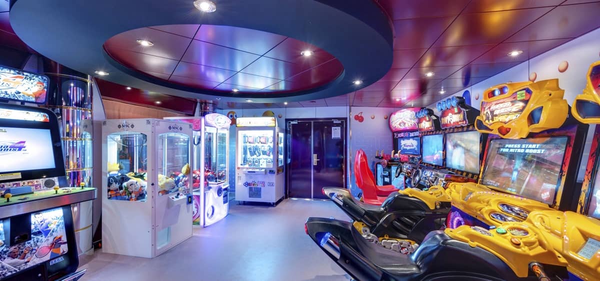 3- VIRTUAL GAMES <br> VIDEOSPIELE FÜR GROSS UND KLEIN