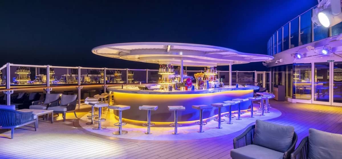 4- SKY BAR <br> ENTSPANNTE LOCATION MIT UNVERGESSLICHEM HORIZONTBLICK