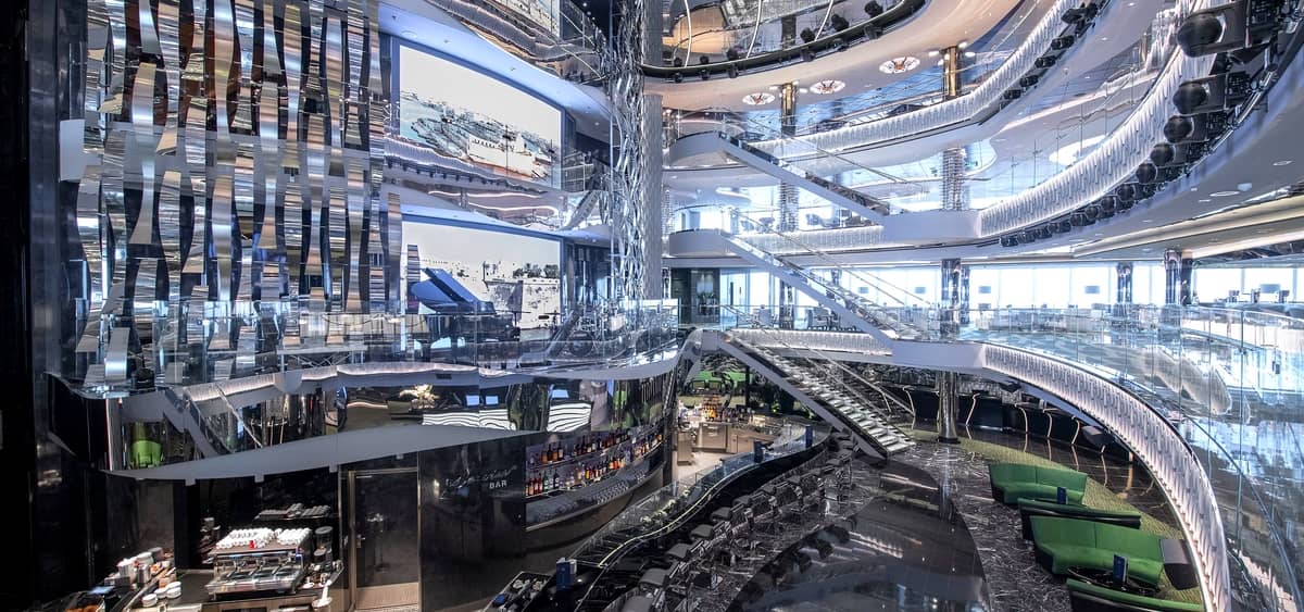 3- FOUR-DECK ATRIUM <br> LICHTDURCHFLUTETES ATRIUM ÜBER 4 DECKS