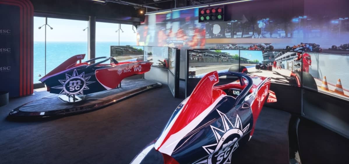 4- BOWLING UND F1-SIMULATOREN <br> STRIKES, KURVEN UND GÄNSEHAUT