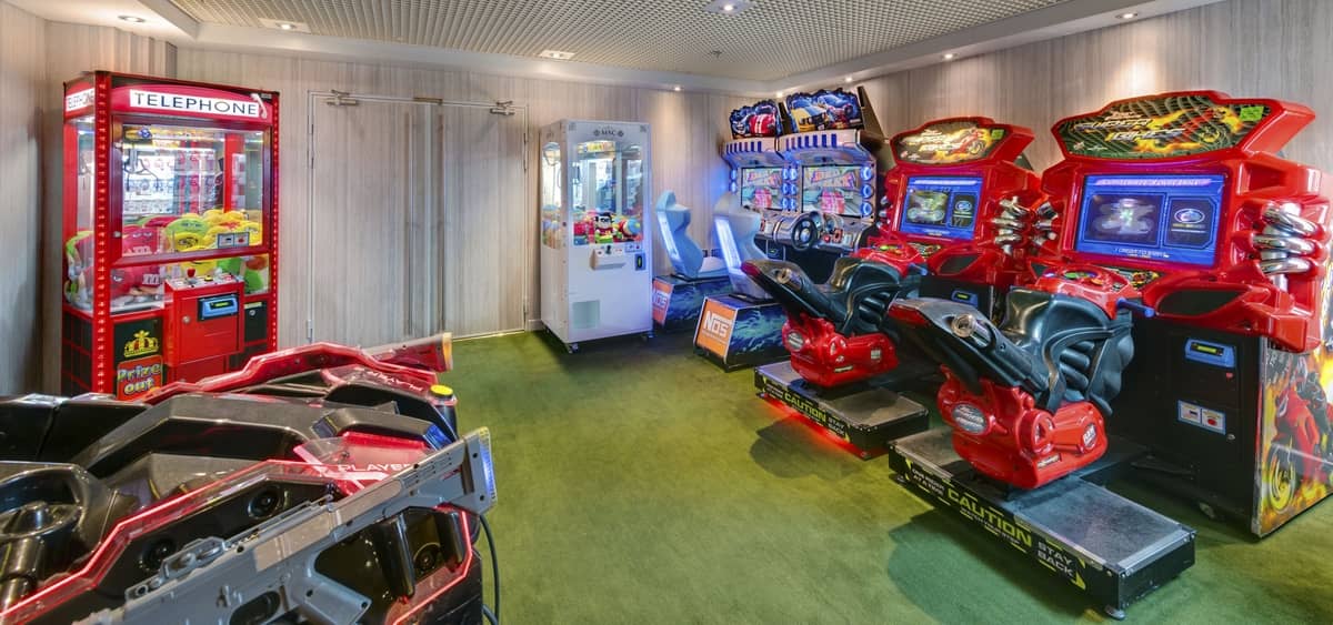 3- VIDEO GAMES ARCADE <br> DER HIGH-TECH-BEREICH FÜR ALLE ALTERN
