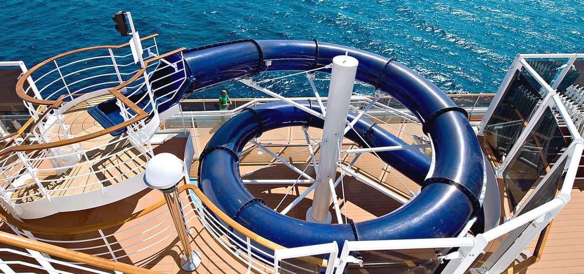 1- AQUA PARK <br> FESTLICHE ATMOSPHÄRE MIT 150 WASSERSTRAHLEN