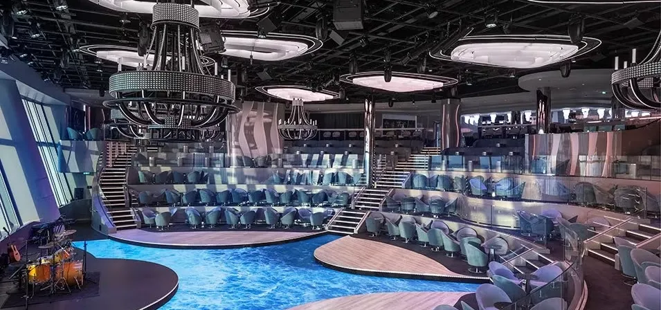 2- PANORAMA LOUNGE <br> SPEKTAKULÄRE AUSSICHT AUFS MEER