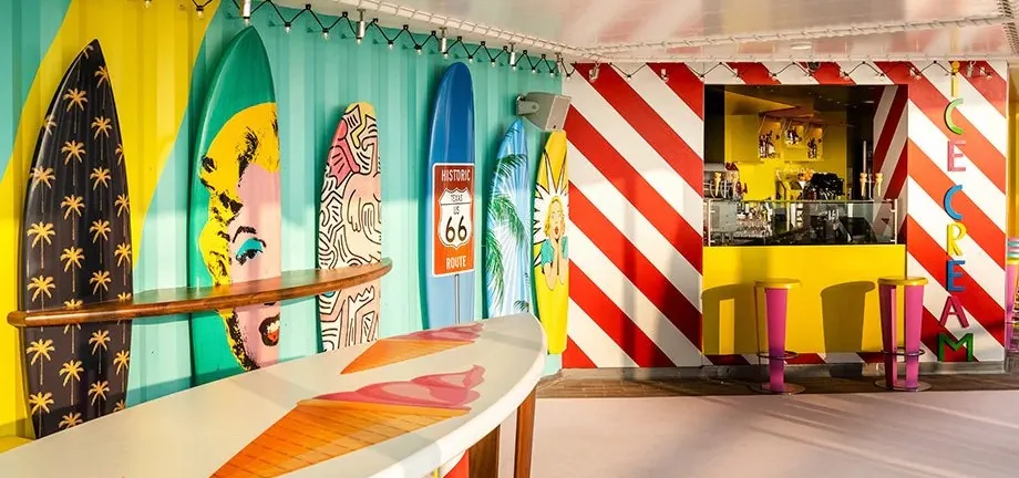 8- SURFER’S BAR <br> SONNENUNTERGANG UND GOOD VIBES