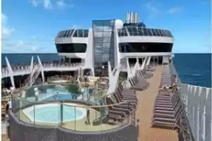 Swimmingpool mit Schiebedach