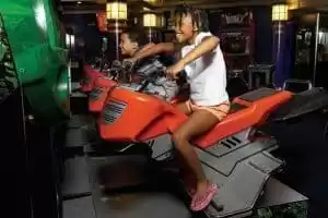 Boutiques de marques variées, hors taxes