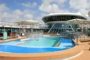 2 piscines avec solarium, exclusivement pour les adultes