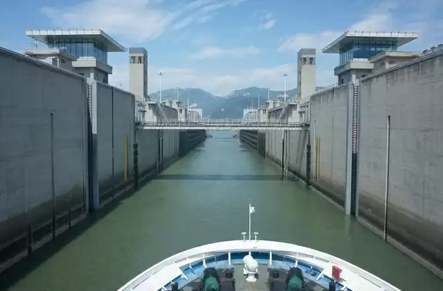 Schleusen der Talsperre