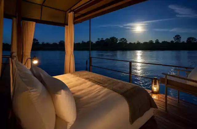 Schwimmende Lodge oder kleines Schiff