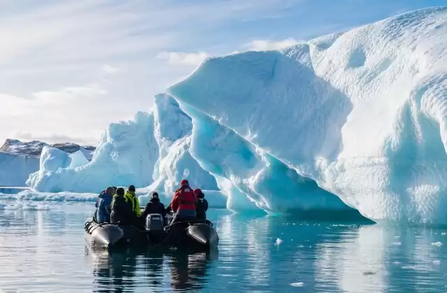 Mit dem Zodiac an die Eisberge heranfahren