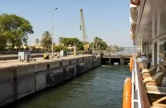 Das Passieren der Schleuse von Esna