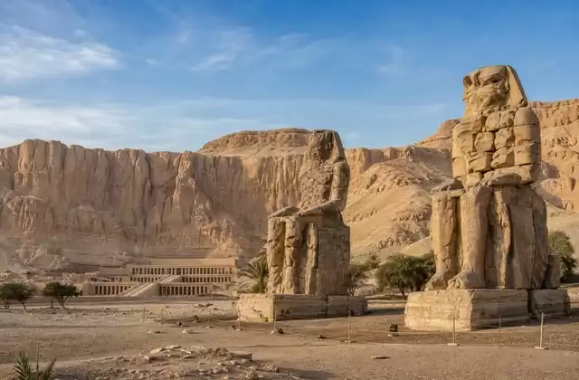 Der Hatschepsut-Tempel und die Memnonkolosse