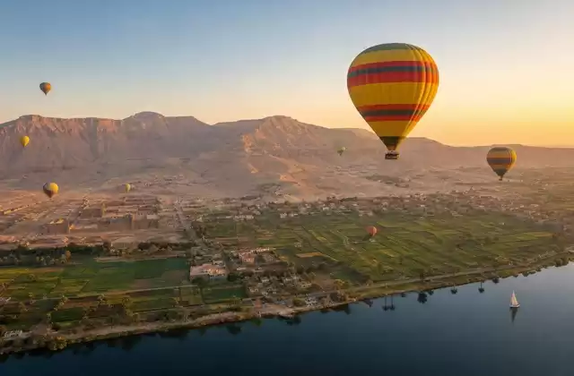 Ballonfahrt bei Sonnenaufgang über Luxor
