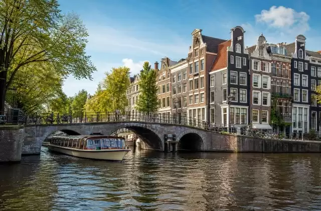 Amsterdam von den Grachten aus