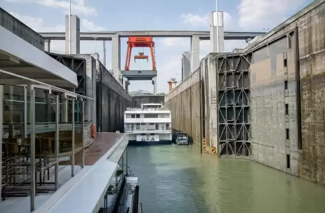 Die Schleusen der Talsperre passieren
