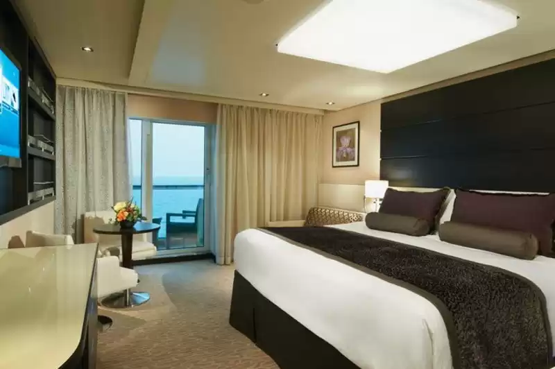 Haven Suite mit Hauptschlafzimmer und großem Balkon mit Blick auf das Heck